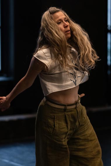 U uni suratga oldi va u transvestit edi. U uni suratga oldi va u transvestit edi.