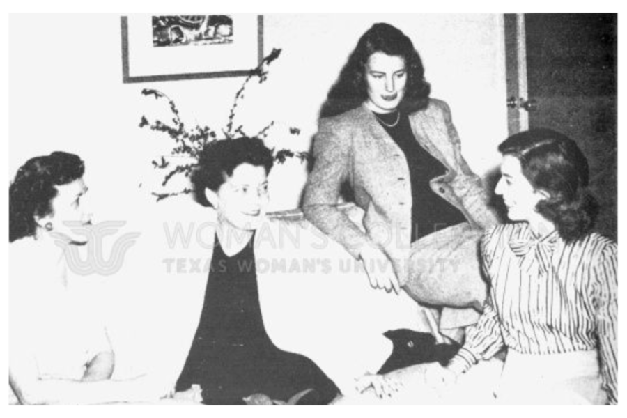 Alumna Margo Jones on the TSCW campus in 1946, sitting on a couch while smiling and talking with drama students. 