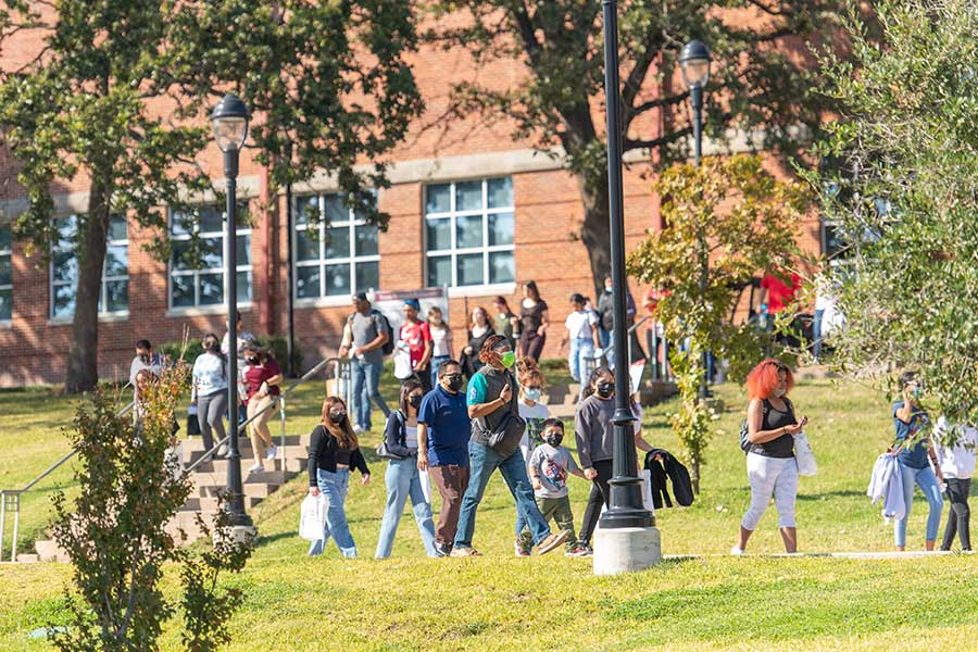 Prospective students gather on Redbud Lane during a Pioneer Preview Day event.
