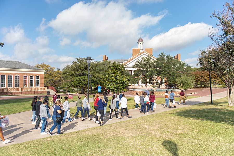 Prospective students take a campus tour during a Pioneer Preview Day event.	